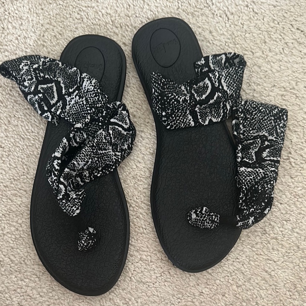Sanuk Black and White Yoga Sandals